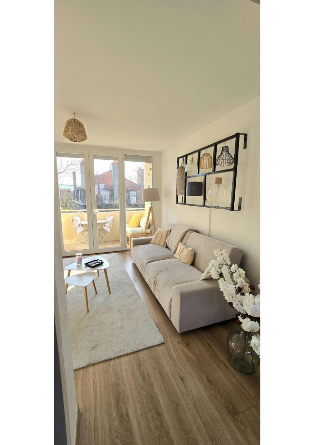 Апартаменты Superbe T3 Cosy, Parking Gratuit + Balcon Риом Экстерьер фото