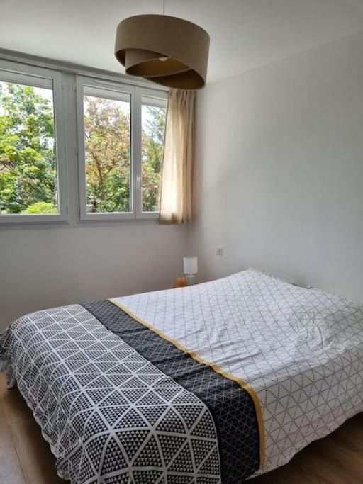 Апартаменты Superbe T3 Cosy, Parking Gratuit + Balcon Риом Экстерьер фото