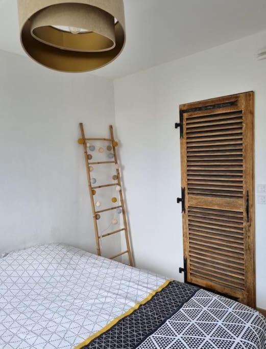 Апартаменты Superbe T3 Cosy, Parking Gratuit + Balcon Риом Экстерьер фото