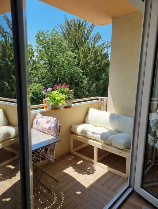 Апартаменты Superbe T3 Cosy, Parking Gratuit + Balcon Риом Экстерьер фото